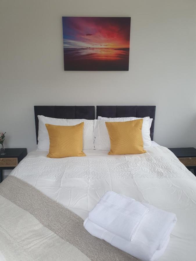 1 & 2 Bed Apartments - Desborough, Kettering, Family, Wifi, Parking Екстериор снимка
