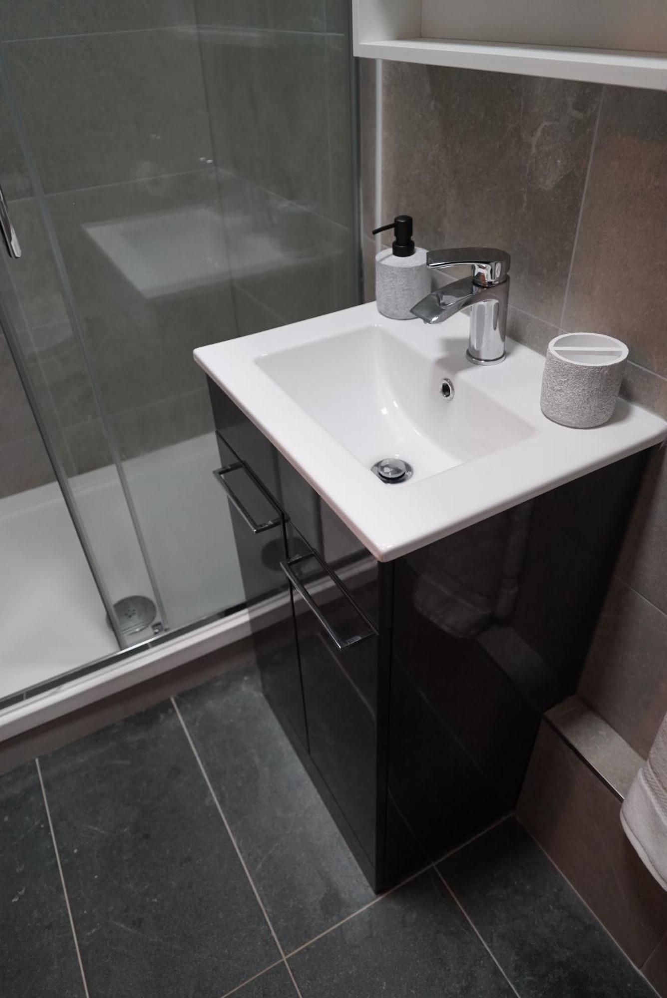 1 & 2 Bed Apartments - Desborough, Kettering, Family, Wifi, Parking Екстериор снимка