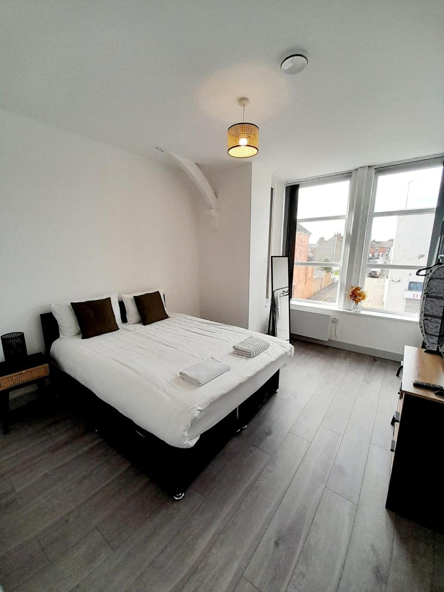 1 & 2 Bed Apartments - Desborough, Kettering, Family, Wifi, Parking Екстериор снимка